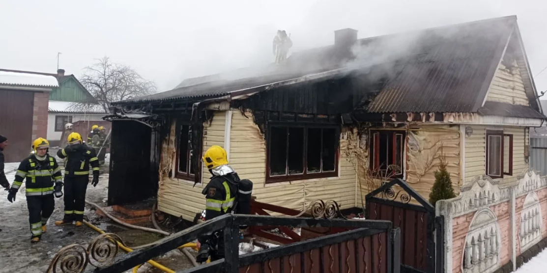 У Сарнах рятувальники ліквідували пожежу у житловому будинку Рятувальники гасять пожежу.