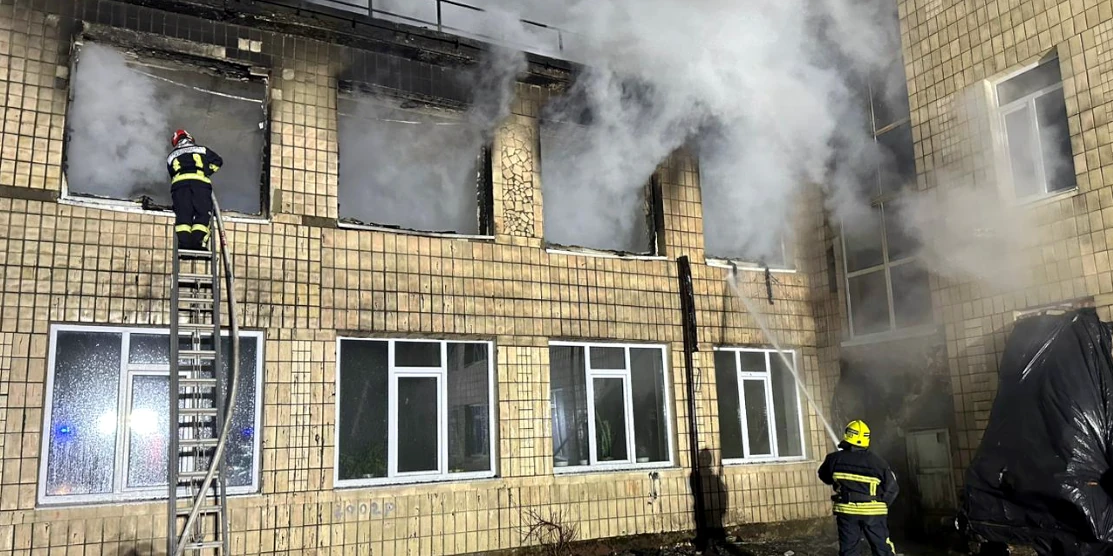 Рятувальники гасять пожежу.