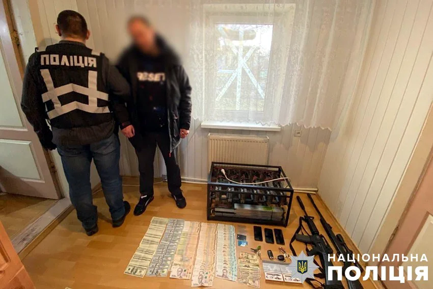 Працює поліція.