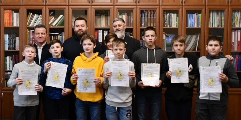 Юні науковці, які навчаються в гуртку «Радіозв’язок».