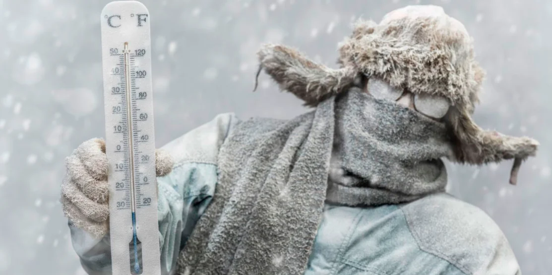 Прогноз погоди по Рівненській області на 6-8 січня: Очікується значне зниження температури повітря Обмерзлий чоловік тримає термометр.