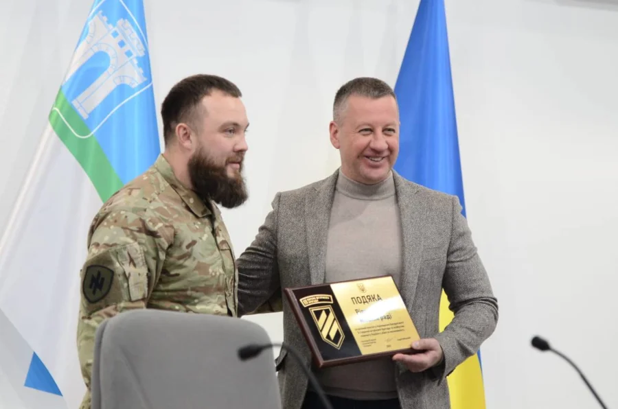 Представник Третьої окремої штурмової бригади полку “АЗОВ” Вадим Кудіяров вручив подяку.
