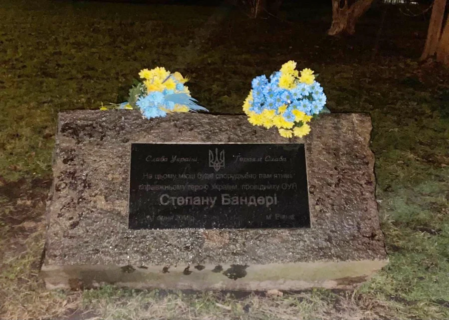 Камінь на місце, де буде зведено пам'ятник Степану Бандері.
