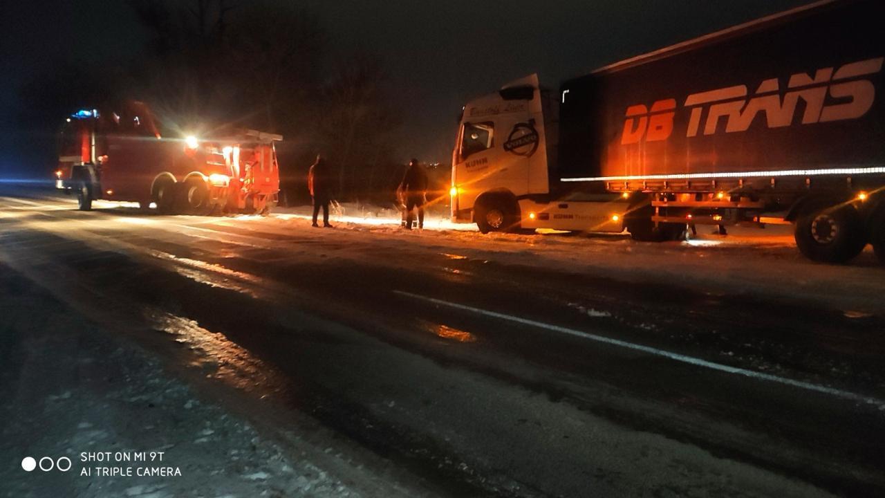 вантажівка в снігу