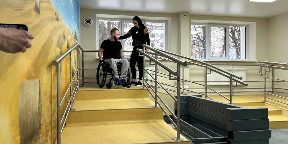 На Рівненщині для реабілітації ветеранів війни відкрили зал асистивних технологій Робота в залі асистивних технологій.