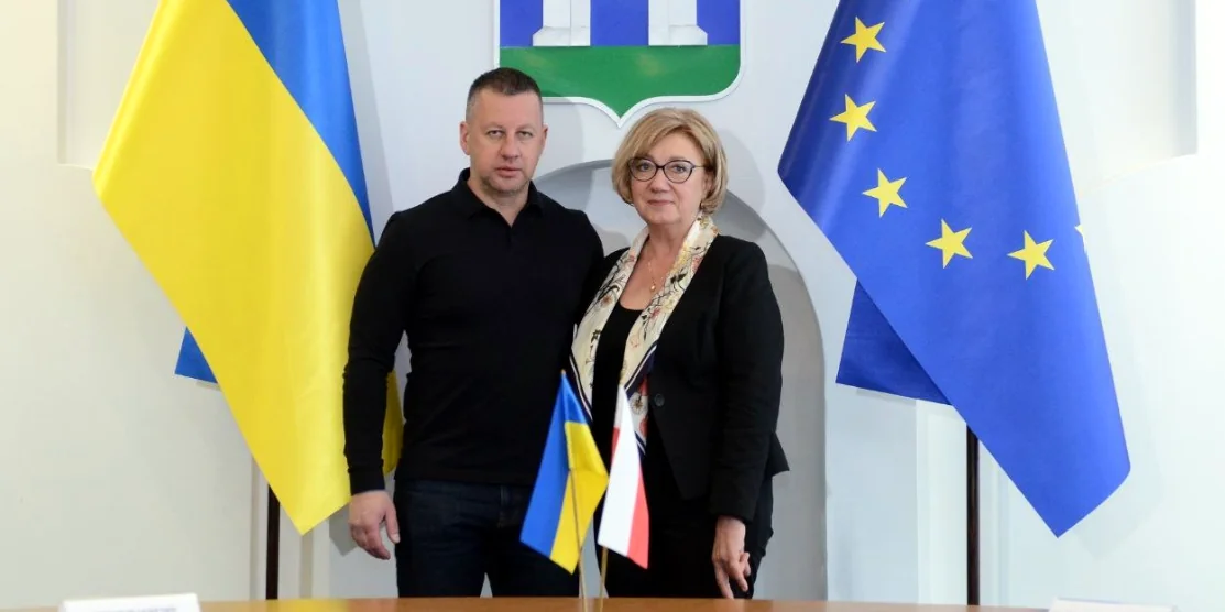 Виконуючий обов’язки міського голови Віктор Шакирзян і скарбник Граєвського Повіту Марія Люцина Ясінська.