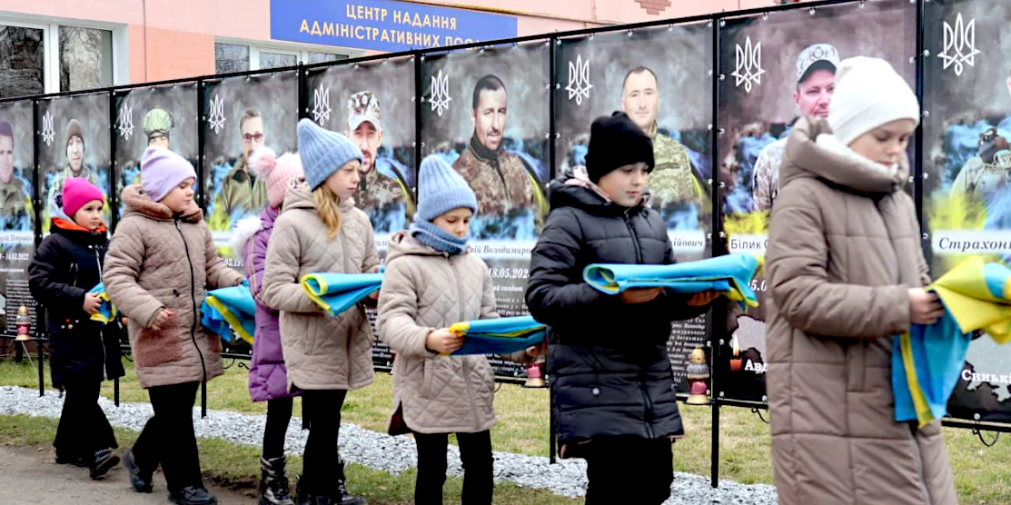 На церемонії відкриття банерів.