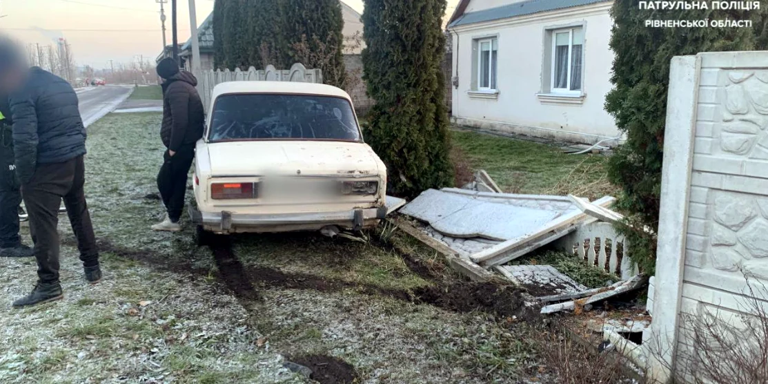 Жигулі в'їхали в паркан.