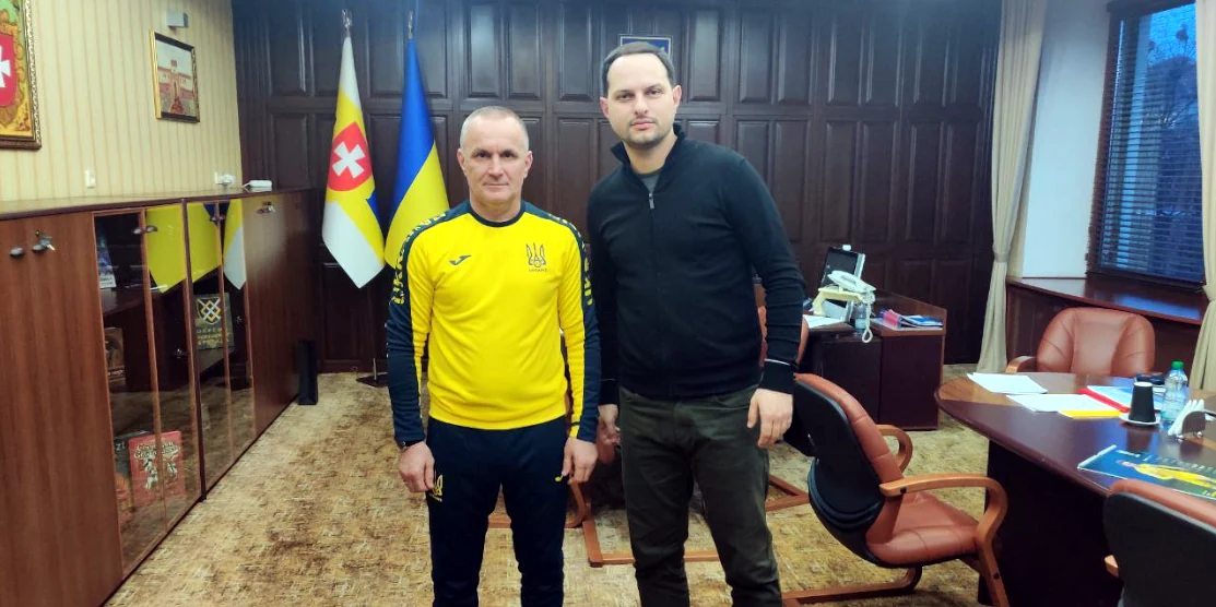 Голова Рівненської обласної асоціації футболу Олег Кучер і начальник Рівненської ОВА Олександр Коваль.
