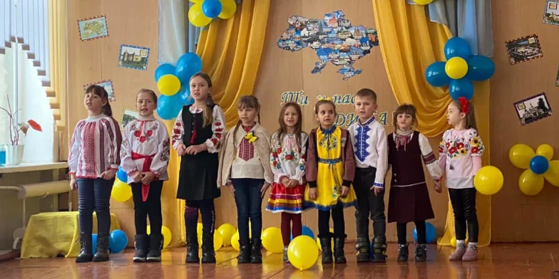 Співають ліцеїсти.