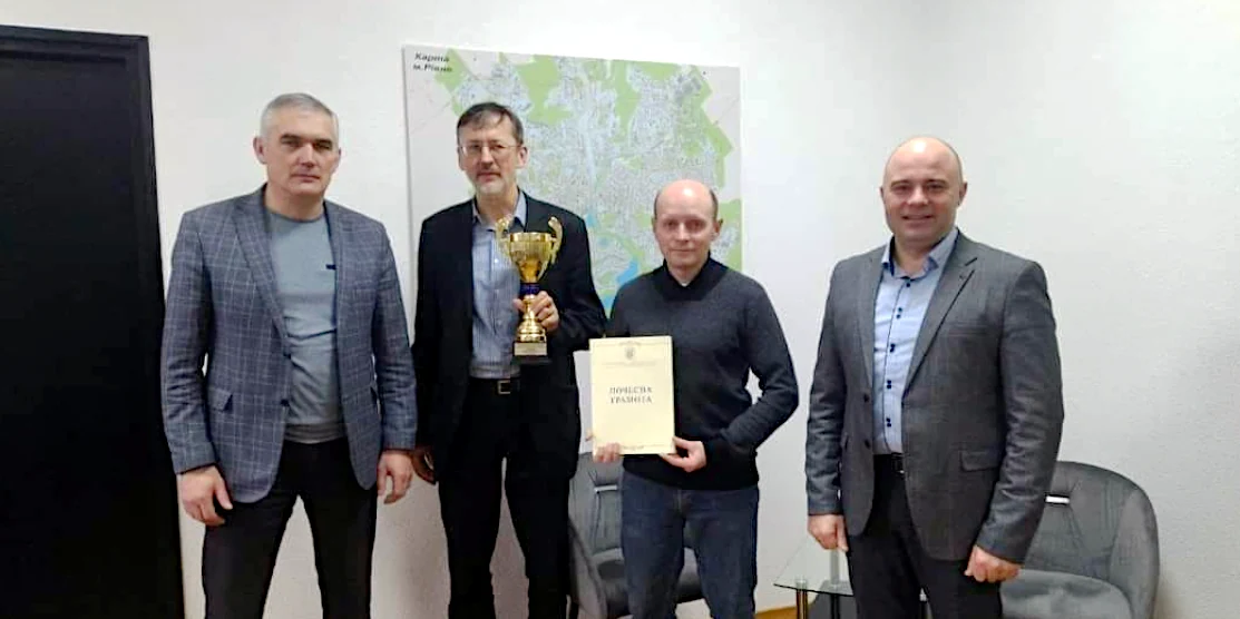 Олег Левенець отримує нагороди.