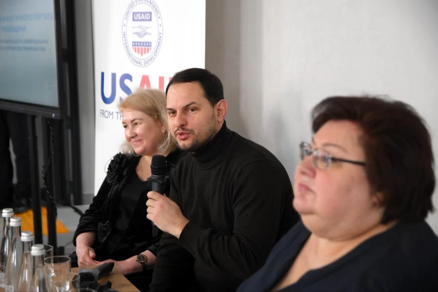 Олександр Коваль говорить під час презентації порталу.