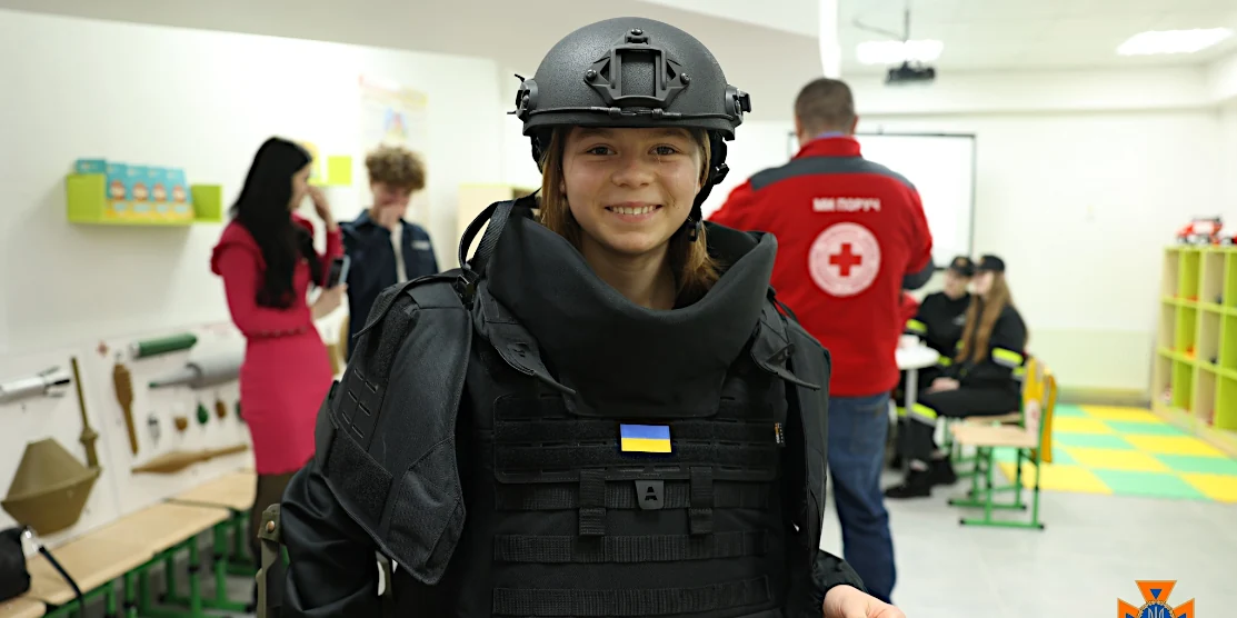 Ліцеїстка приміряла шолом і бронежилет.