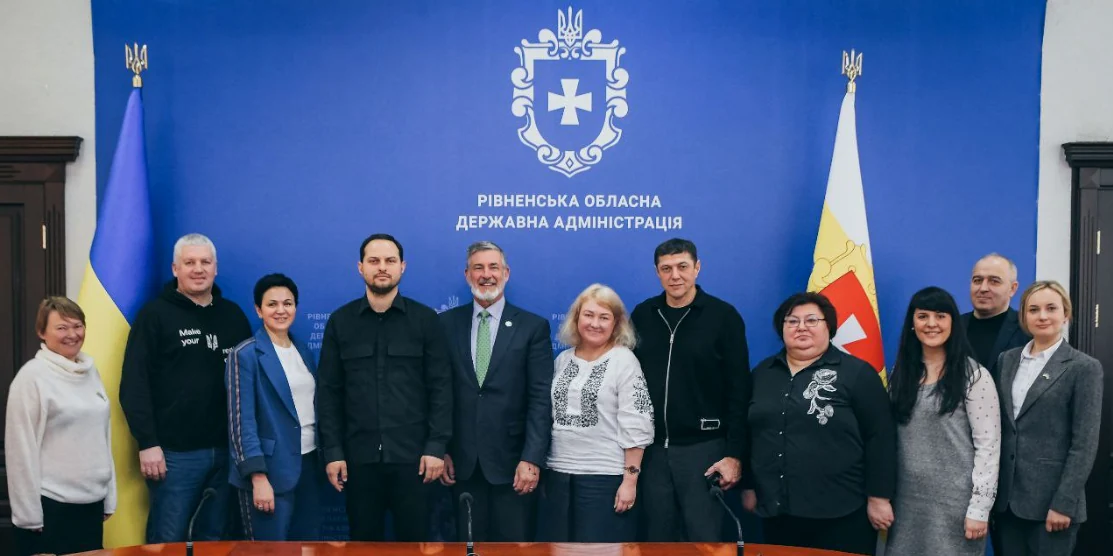 Спільна світлина під час візиту мера міста Атенс Стіва Петтерсона.