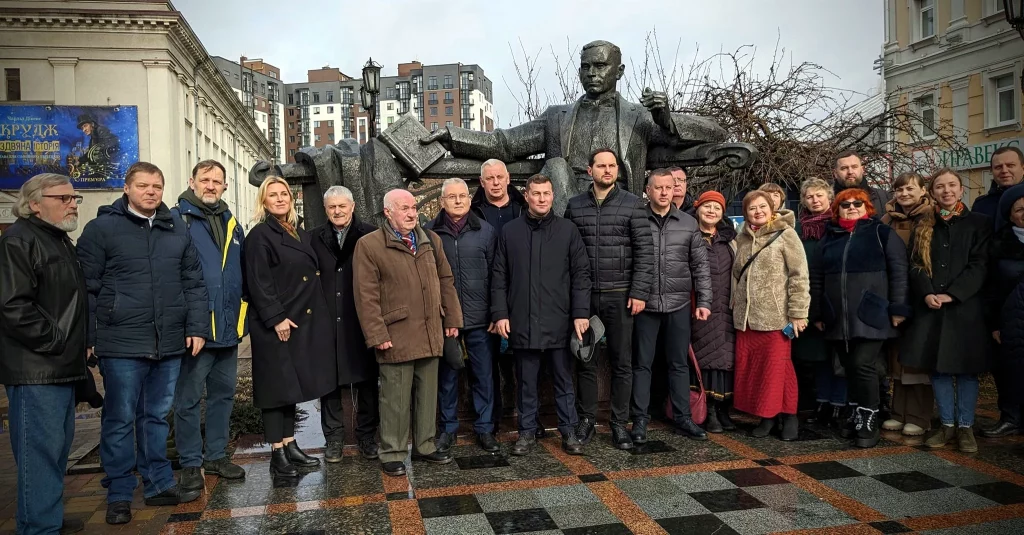 Представники влади, громадськість і культурні діячі. Спільна світлина.