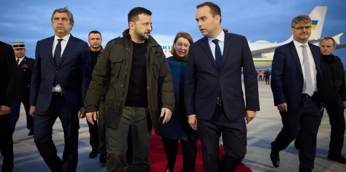 Президент України Володимир Зеленський і міністр збройних сил Франції Себастьян Лекорню в аеропорту Орлі.