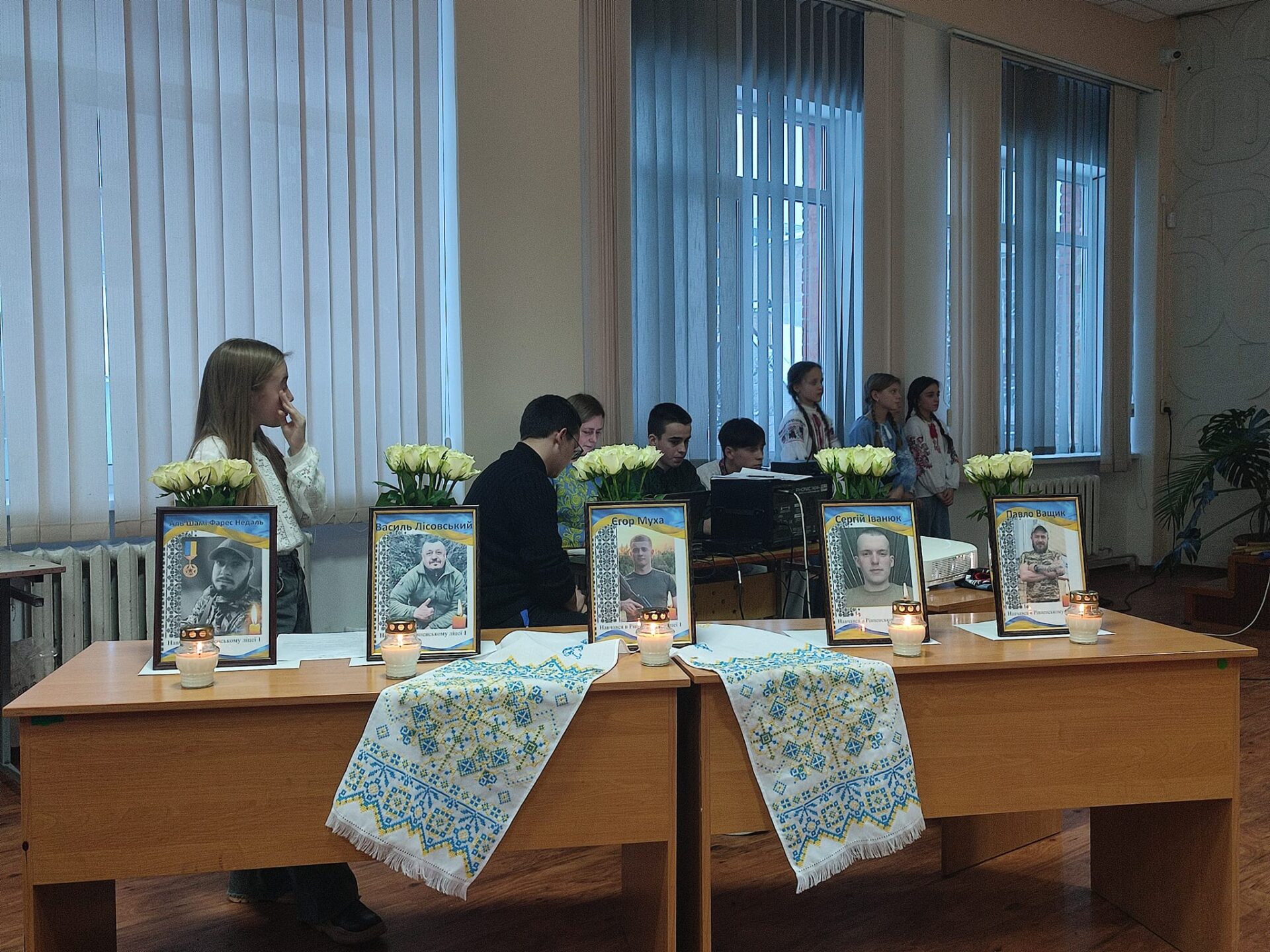 Вальс на зустрічі випускників у Рівному защемів у серці болем