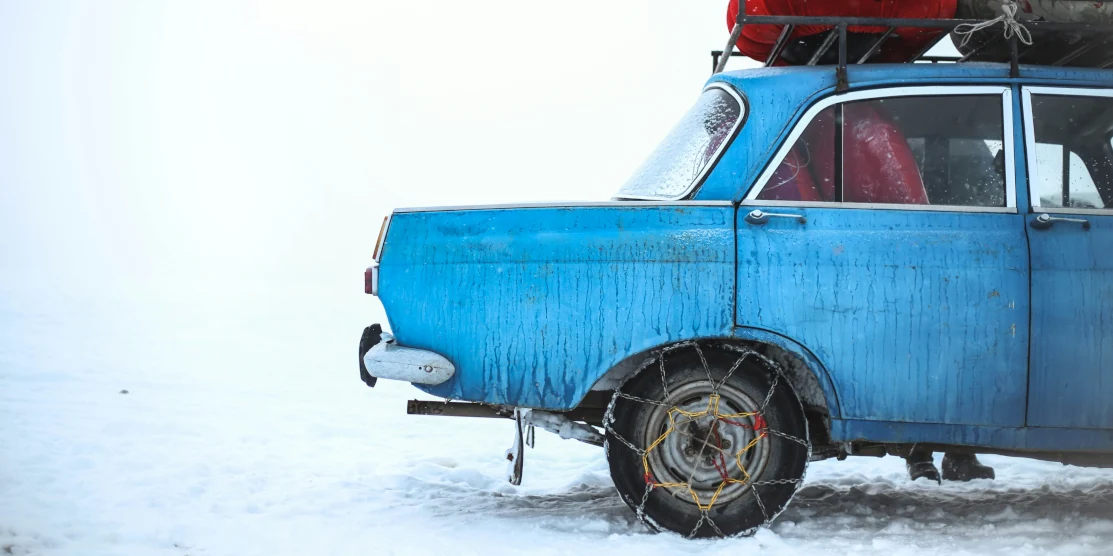 Авто на снігу.