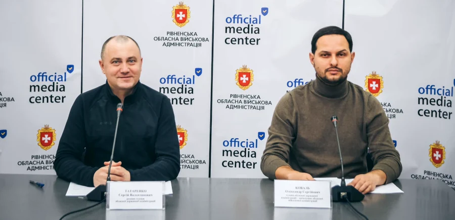 На брифінгу.