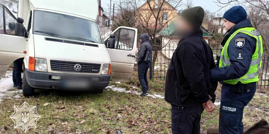 Авто і затриманий чоловік.