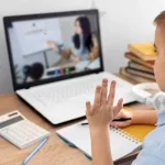 Школи Рівненської громади переходять на дистанційне навчання Учень навчається дистанційно за допомогою ноутбука.