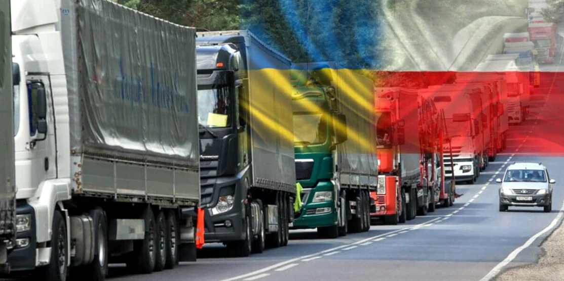 Вантажівки на кордоні.