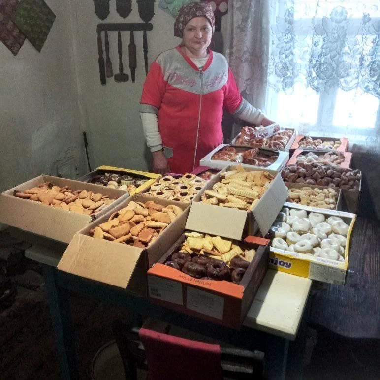 Наталія Лашта із смаколиками.