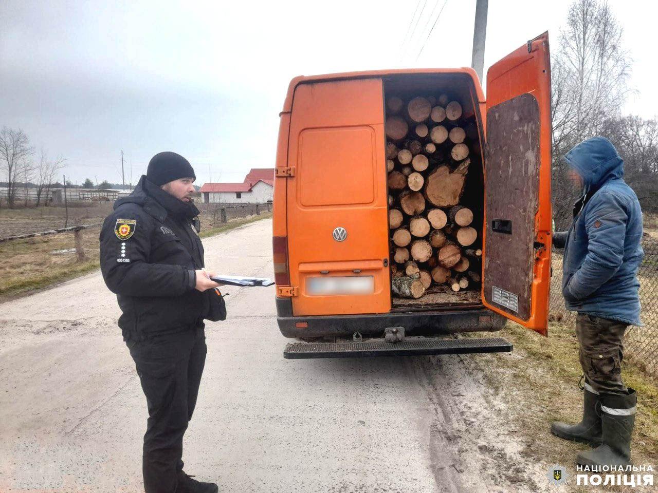 Пропонував хабар за незаконну деревину житель Рівненщини
