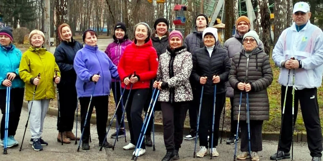 Учасники клубу скандинавської ходьби.