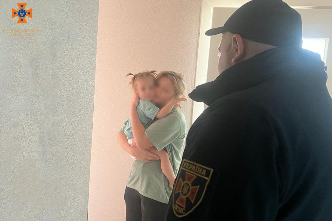 У багатоквартирному будинку на Рівненщині дворічна дівчинка зачинилась дома сама