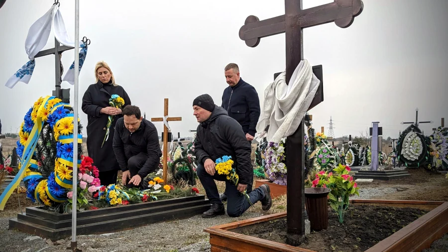 Очільники ОДА, РМР і РОР вшановують пам'ять полеглих.