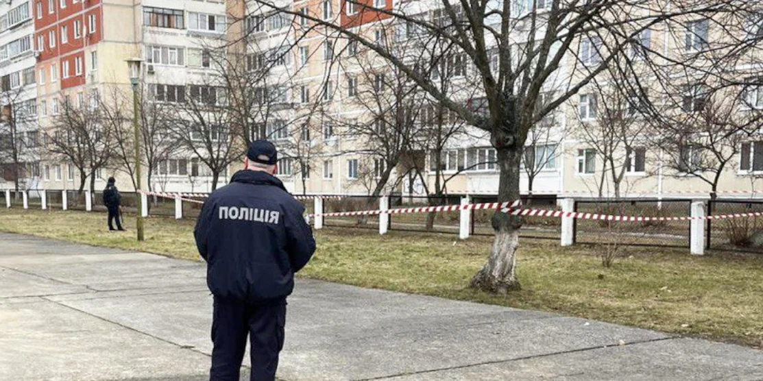 Поліція оглядає знахідку.