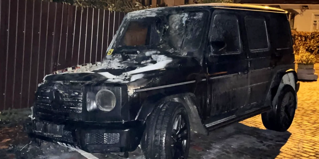 Обгорілий позашляховик.