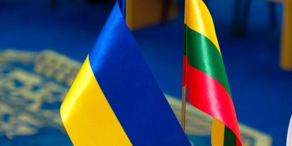 Прапори України і Литви.