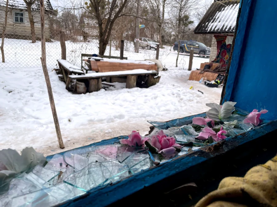 Розбите вікно, через яке заліз зловмисник.