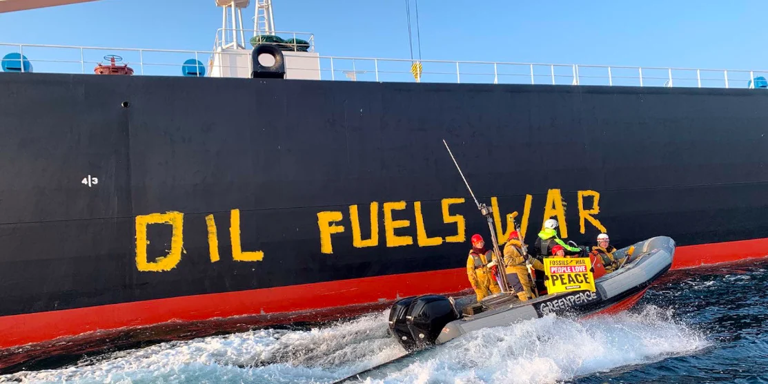 Активісти Greenpeace написали "Нафта фінансує війну" на борту російського танкера поблизу датського порту Роттердам.