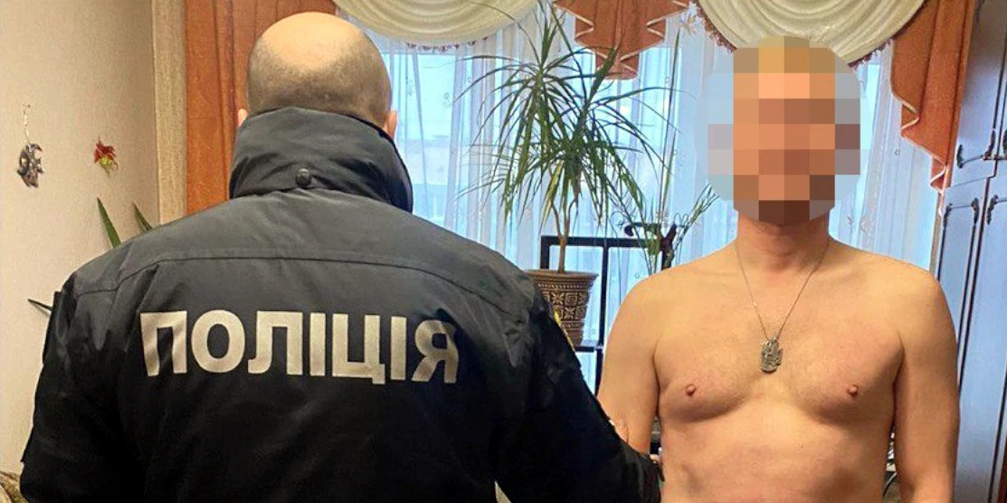 Поліція, і чоловік, який стріляв з балкона.