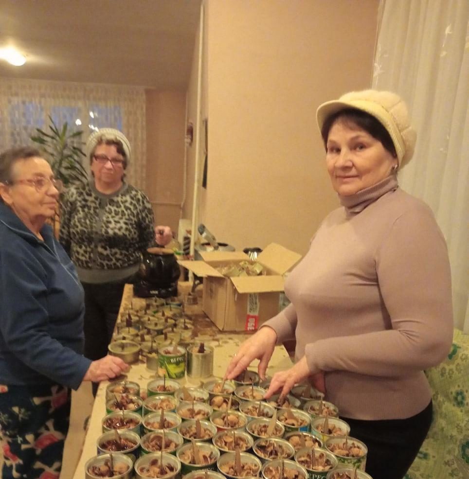 Рівненські волонтери передали на передову 6000 окопних свічок
