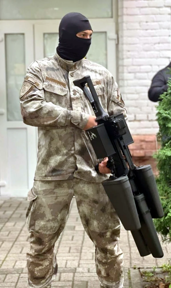 Військовий з антидроновою рушницею.