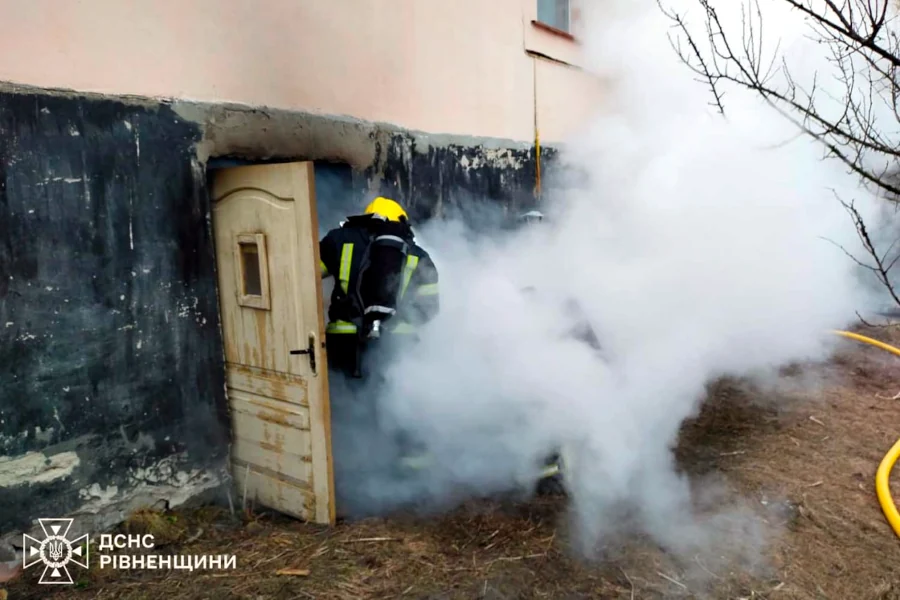 Працюють вогнеборці.