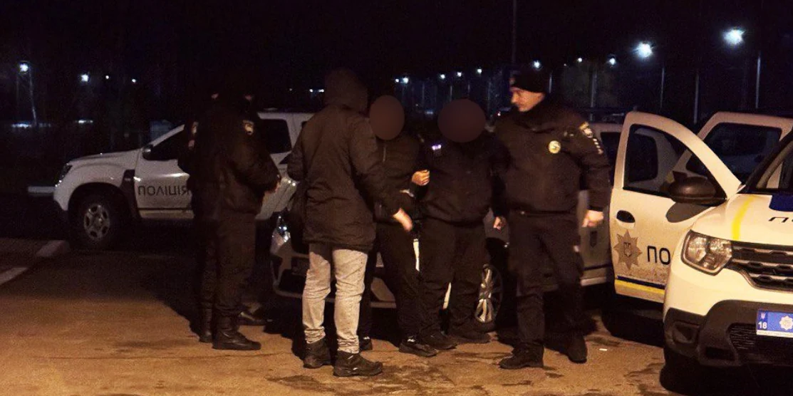 Поліція затримує зловмисника.