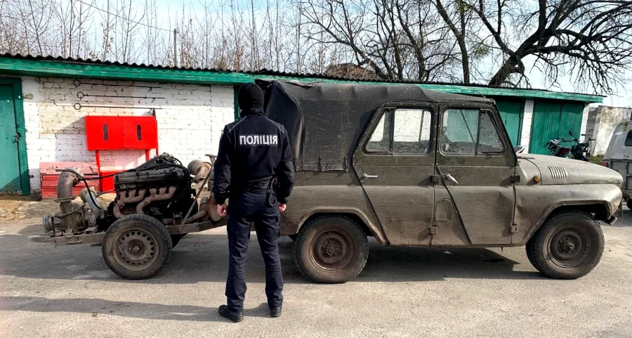 Вилучені мотопомпа та автомобіль.