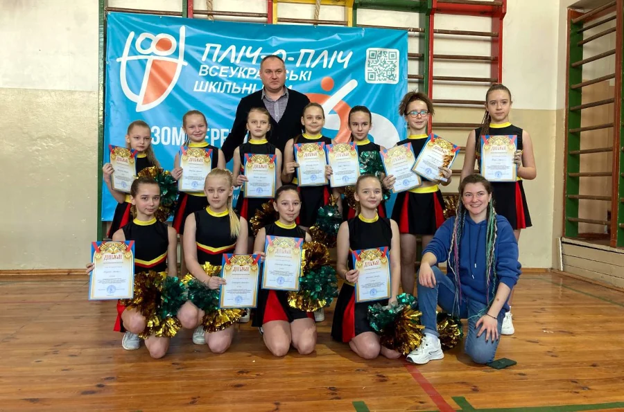 Команда переможців з чирлідингу.