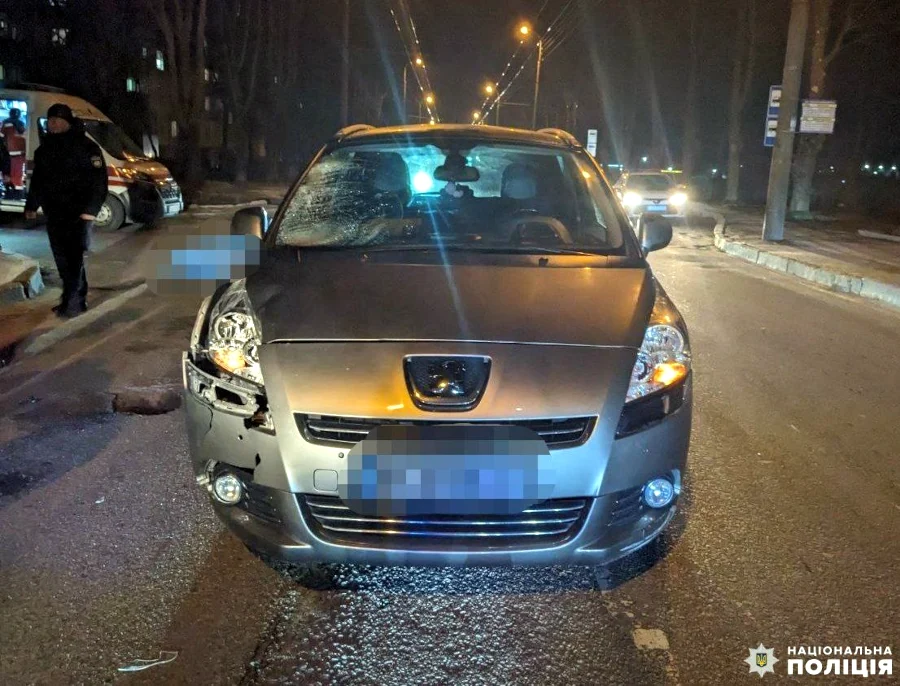 Авто з пошкодженнями, яке збило пішохода.