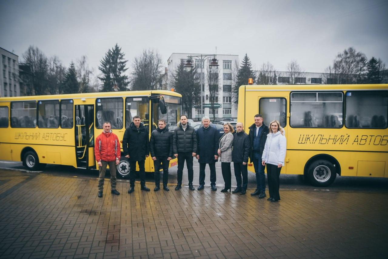 Шкільні автобуси отримали громади Рівненщини від Чеської Республіки Два шкільні автобуси