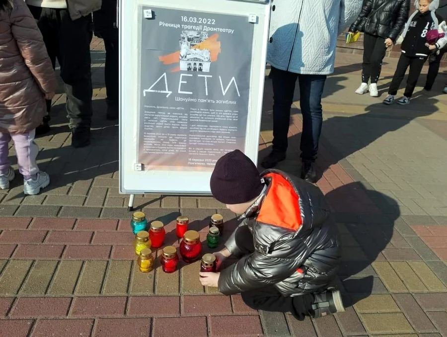 Малий хлопець ставить лампадку.