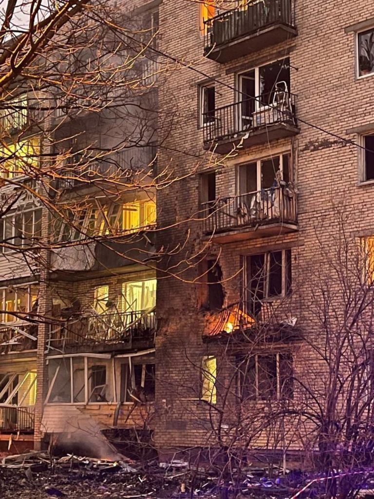Невідомий БПЛА врізався у житловий будинок у санкт-петербурзі