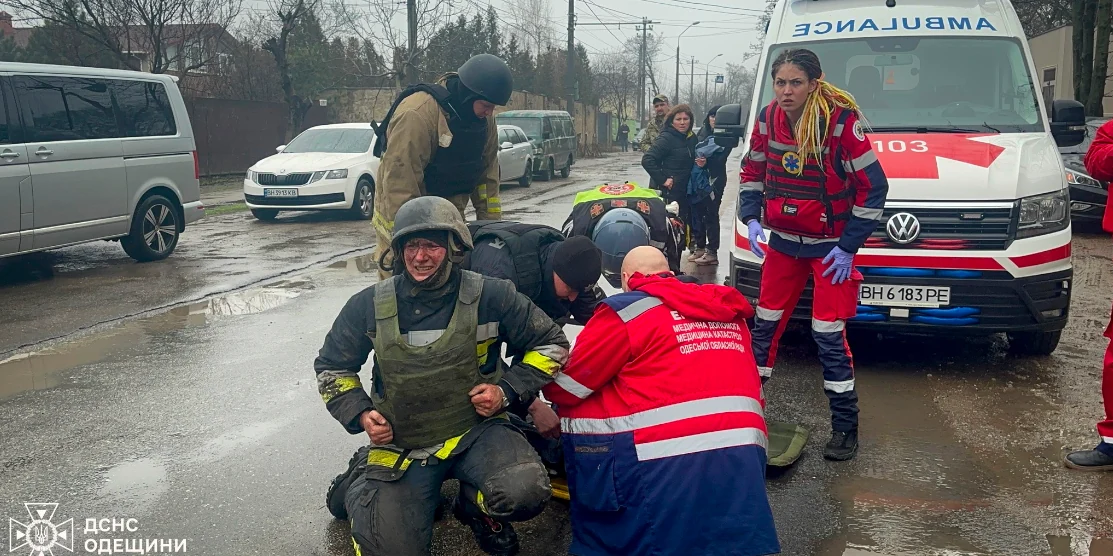 Працюють рятувальники.