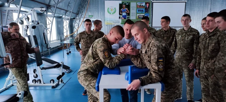 Ліцеїсти змагаються в рукоборстві.
