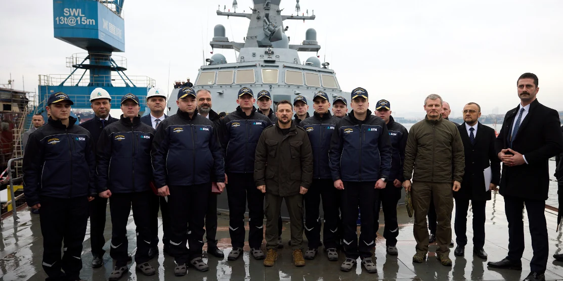 Президент відвідує суднобудівний завод в Туреччині.